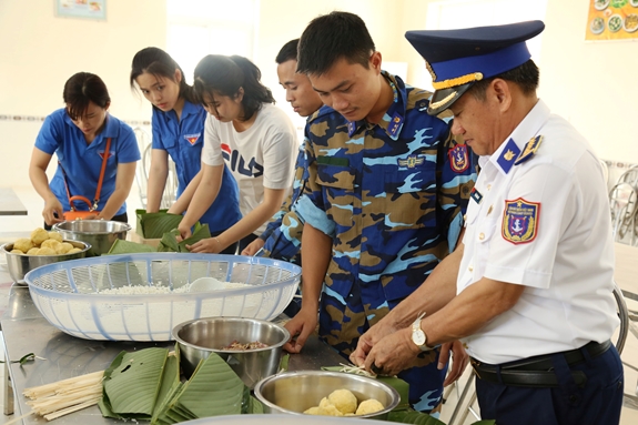 Ngày hội gói “Bánh chưng xanh” có sự tham gia đông đảo cán bộ, chiến sĩ và đơn vị kết nghĩa.
